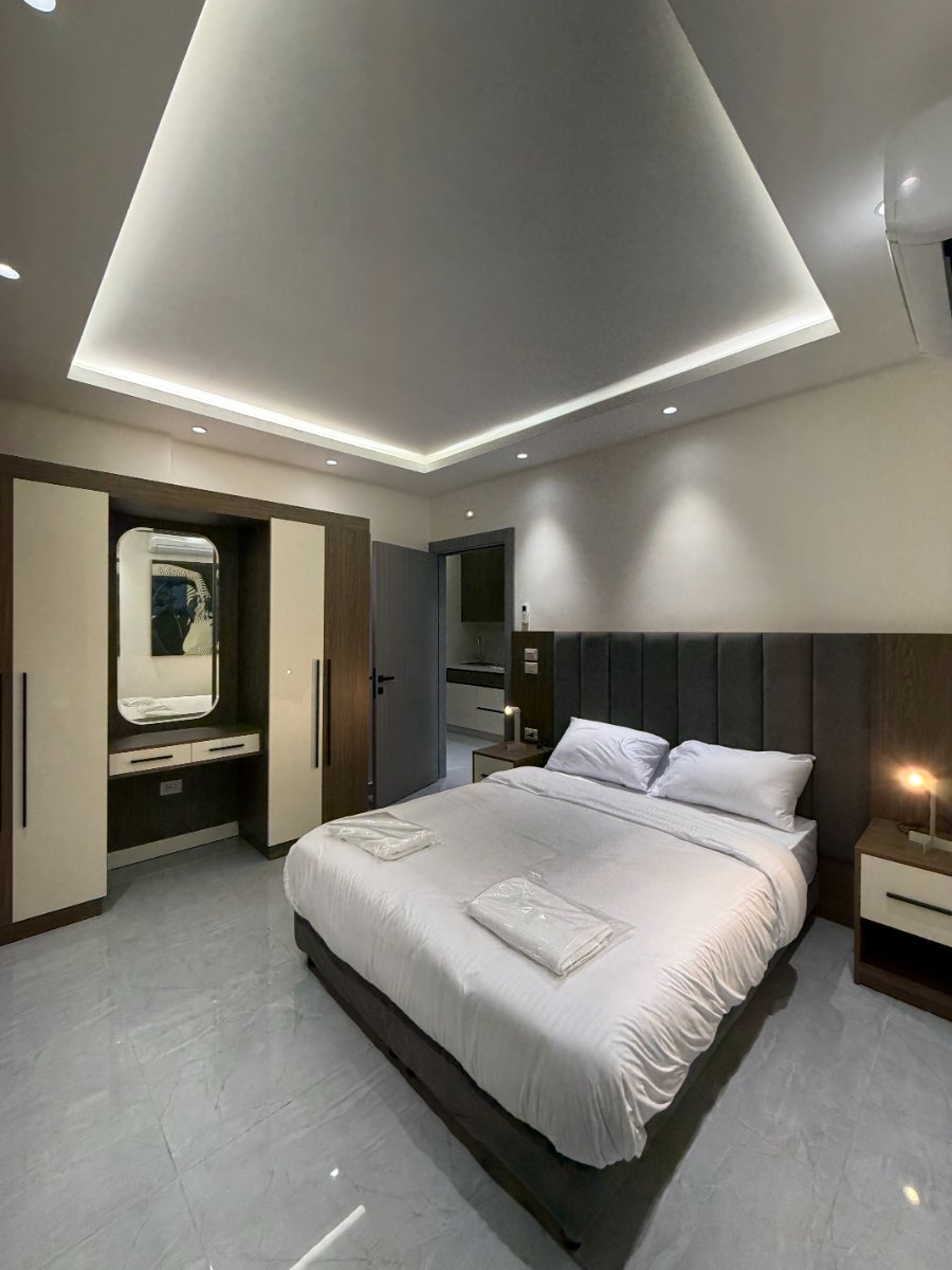 001 JRE apartment with stunning boulevard veiw												