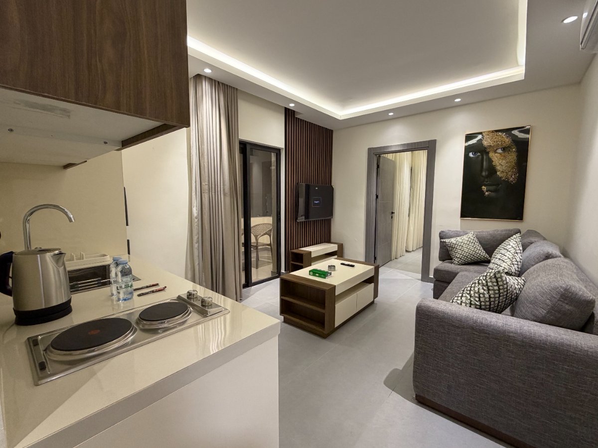 005 JRE apartment with stunning boulevard veiw