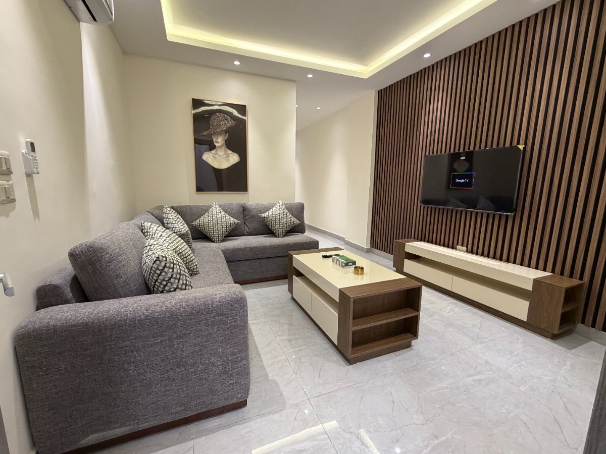 006 JRE apartment with stunning boulevard veiw